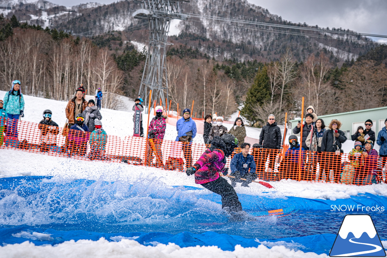 富良野スキー場｜季節は、まだ冬？それとも…？小雪が舞い、たくさんの雪が残る富良野スキー場で、春の恒例イベント『春スキー池渡り大会』開催(^^)/